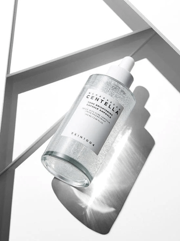 Improve dull and tired skin with this lightweight yet powerful toner infused with MadeWhite™, an ingredient made of Madagascan cica extracts and niacinamide for brightening, hydration and skin-soothing benefits. Additional ingredients of papaya and apple extracts provide gentle exfoliation to reveal smooth, supple and even-toned skin